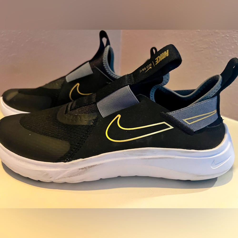 Nike Boys Size 6 Slip on shoes